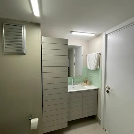 Downtown Oasis - Spacious Modern 3-br Flat Near Beachpark Apartment *